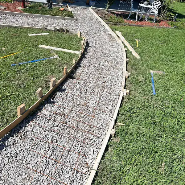Curved forms and reinforcing set for a garden path pour